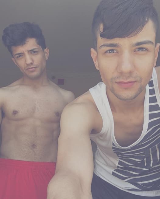 Uffff! Luis Coronel, nominado a Premios Juventud, está muy orgulloso de su hermanito, quien ya es igual de galán que él, si no, mira esos músculos.