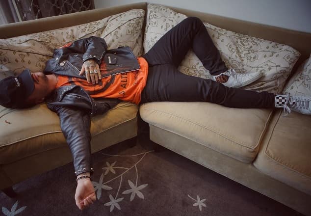 De lo cansado que estaba hasta se tomó una siesta para recargar pila.