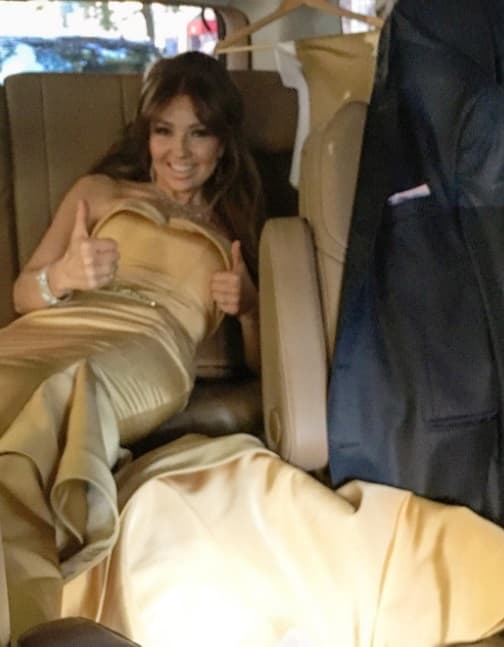 Thalía se puso guapísima para asistir a los Tony Awards y hasta nos mostró cómo se colocaba el vestido en medio del tráfico de la 'Gran Manzana'.