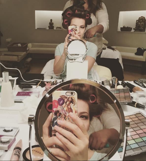 Pero antes de todo se peinó y maquilló para quedar como toda una princesa.