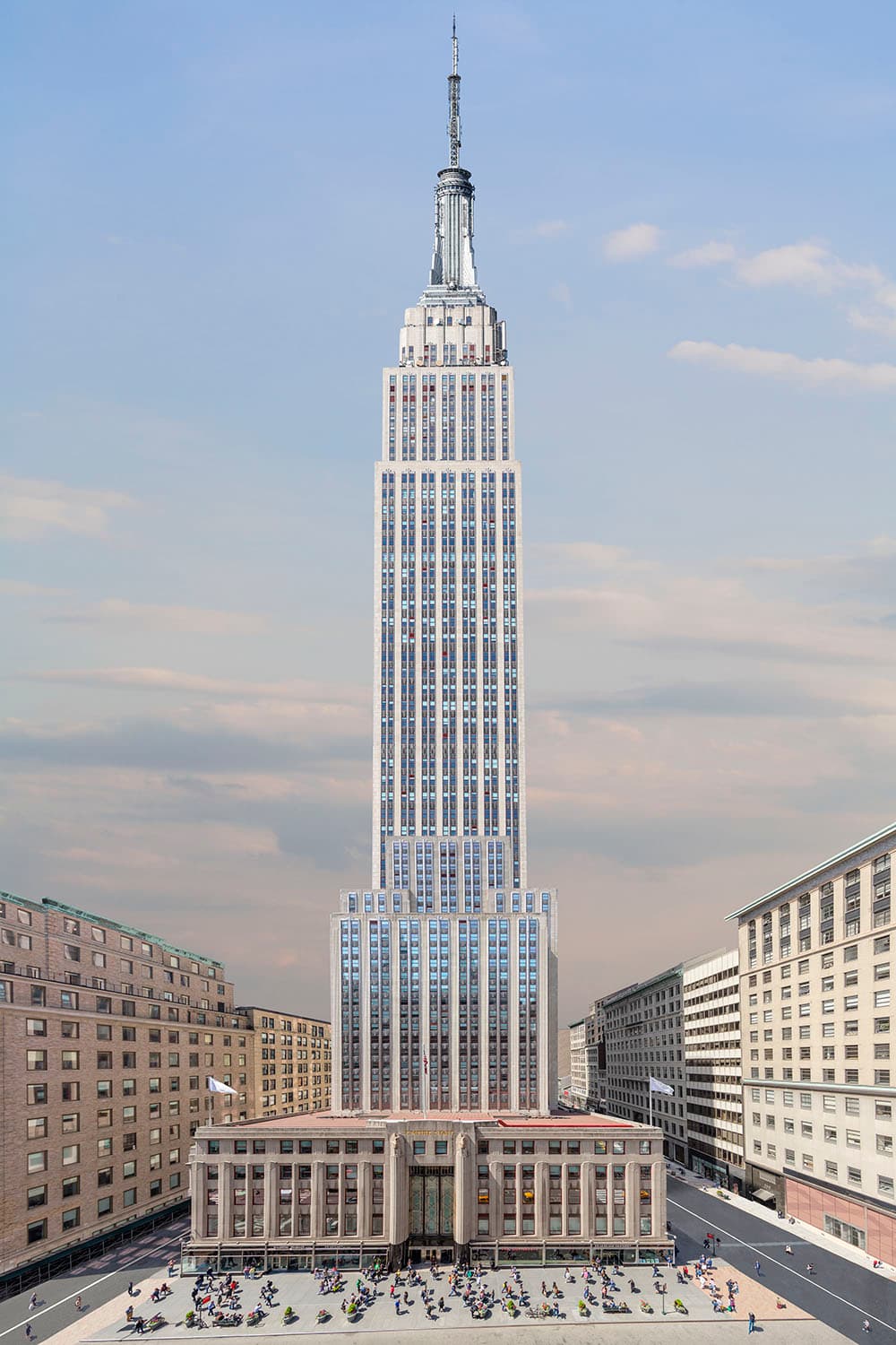 <b>Empire State</b>
<br>Solo a este edificio acuden alrededor de cuatro millones de visitantes al año, según datos del año 2010. Esta zona es una de las más transitadas de la ciudad y es imposible encontrarse la calle así de vacía en un día normal. Las imágenes de Yankus ofrecen una visión paralela de la ciudad en la que la ausencia de personas parece transmitir una sensación de silencio y tranquilidad casi inquietante.
<br>
