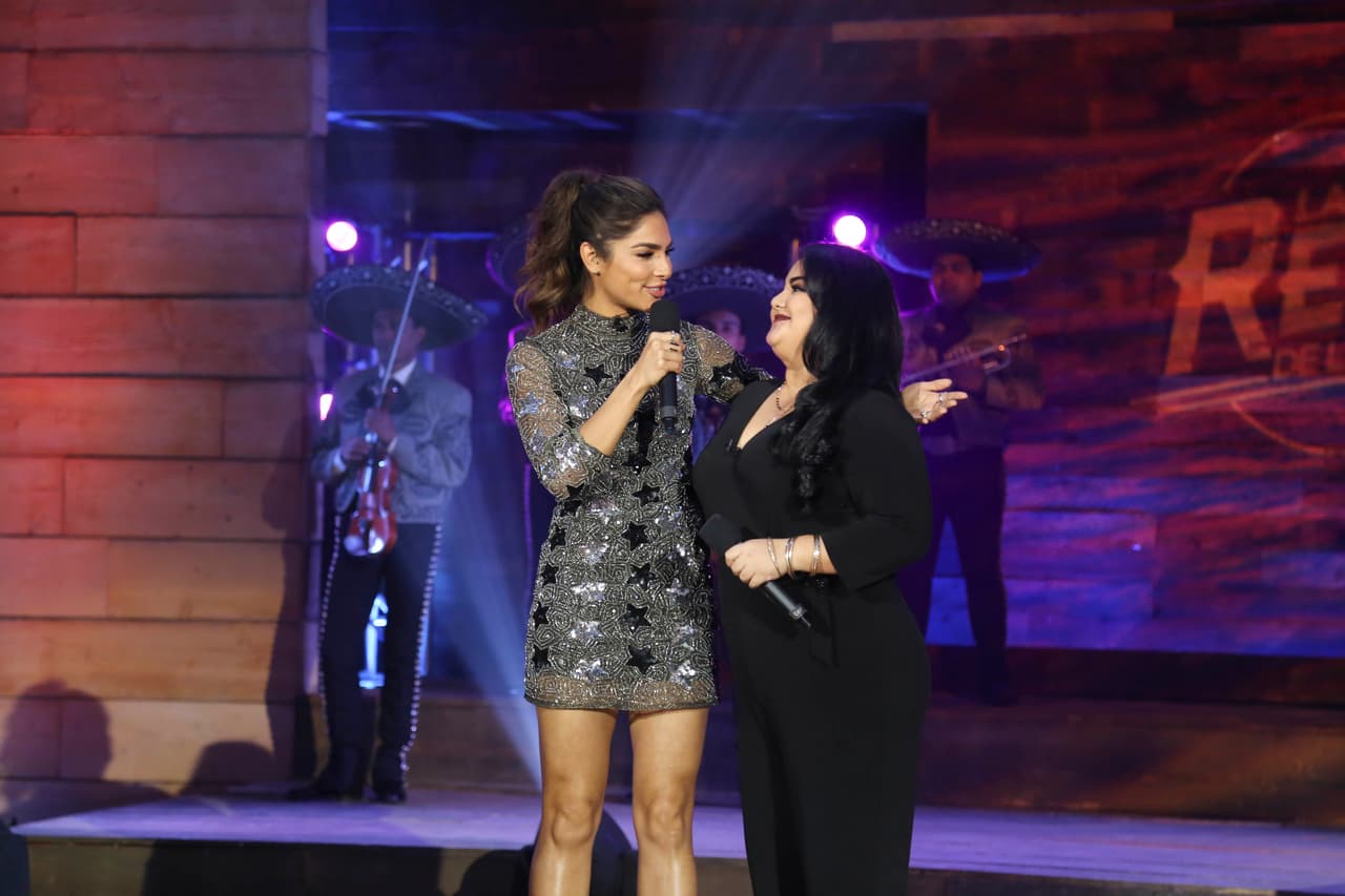 Quien descubrió el talento de Sandra para cantar fue su abuela, quien la vio mientras lavaba los platos.