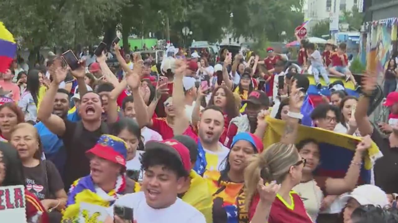 Interpretando la emblemática canción ‘Me fui’, venezolanos en Queens pedían un cambio para su país