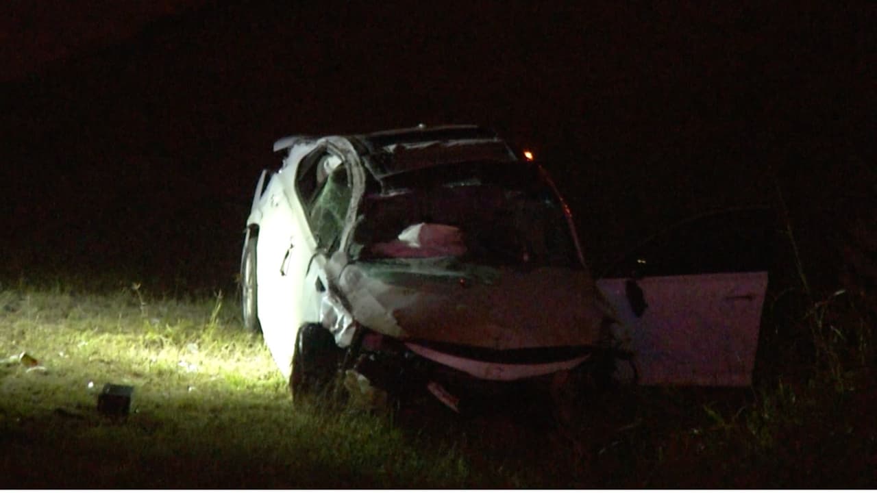 Detienen a cinco jóvenes tras chocar en vehículo robado; caen en zanja