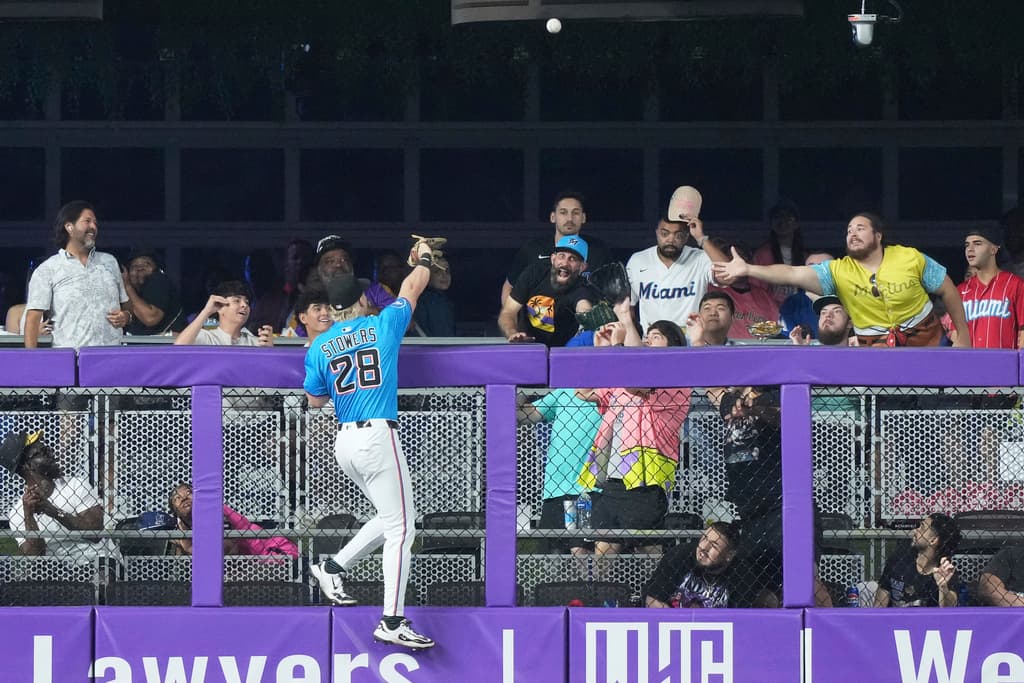 El jardinero izquierdo Kyle Stowers trató de alcanzar el jonrón de Luis Matos, pero no tuvo éxito.