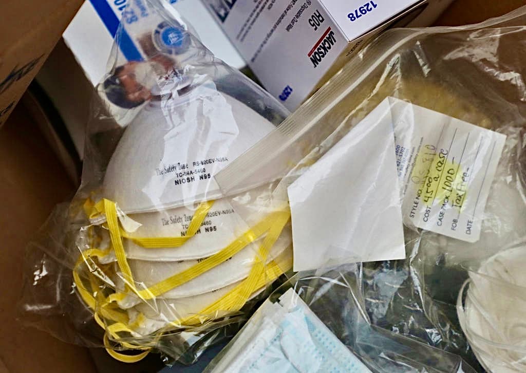 El N95, con correas que rodean la cabeza y mejoran el sellado de la máscara, se vende al por menor en grandes ferreterías como Home Depot por alrededor de $ 1.68 la máscara, y KN95, una versión china del N95 con orejeras en lugar de correas para la cabeza, puede ser tan barato como 69 centavos la máscara. Sin embargo, el CDC advierte que algunas máscaras KN95 son falsificadas.