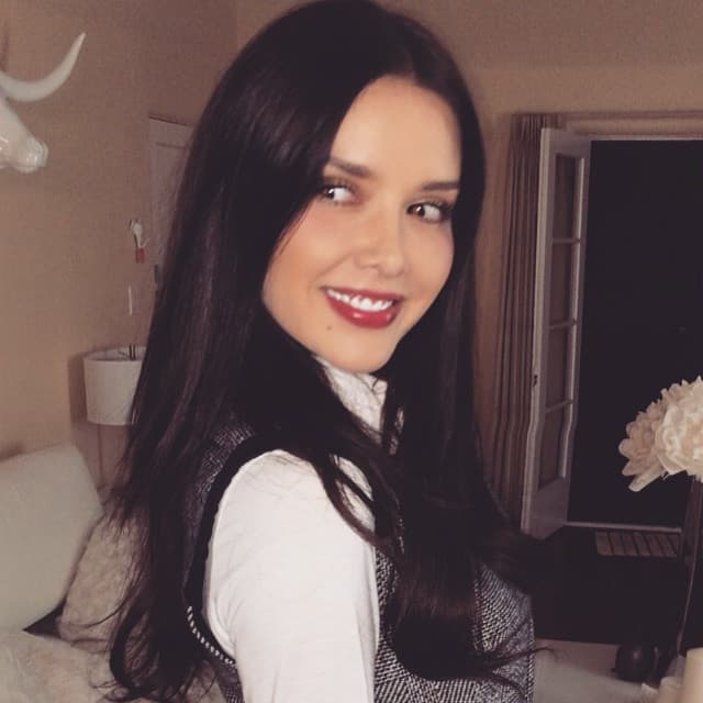 Los hombres se quedan con la boca abierta al verla pasar.