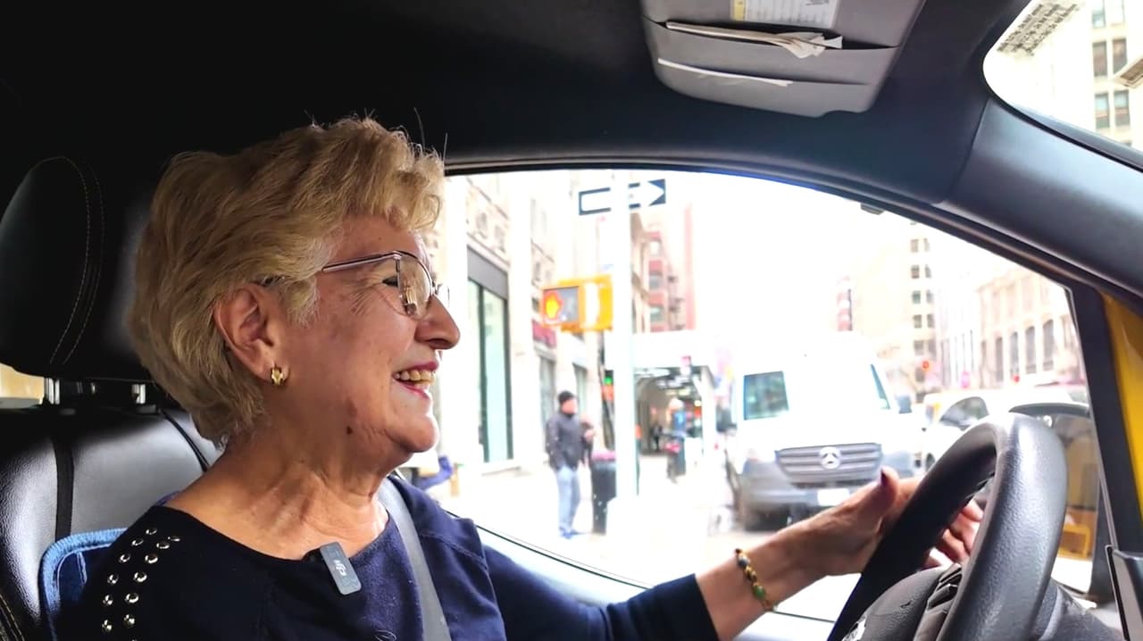Hispana lleva más de tres décadas como taxista en la ciudad de Nueva York
