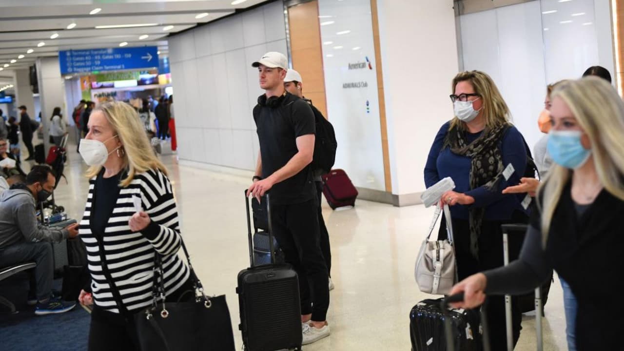 ¿Confundido por el uso de mascarillas en el transporte público? Te decimos dónde la debes o no usar en Los Ángeles