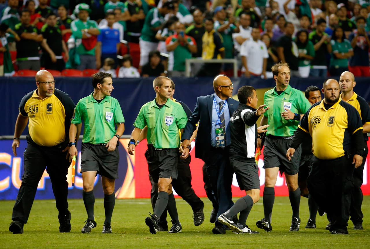 El estadounidense Geiger tuvo que salir escoltado ante la indignación de los panameños que, a pesar de presentar su queja formal, vieron su eliminación en manos de una mala decisión arbitral.