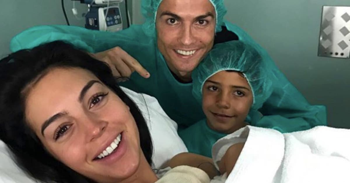 Sencillo e inesperado: Cristiano Ronaldo sorprende a su novia luego de tener a su hija