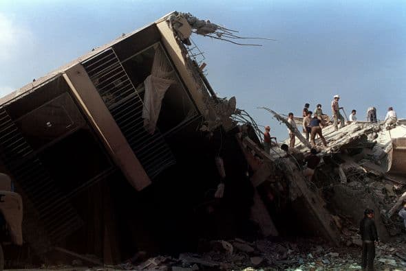 Pero quizá la principal lección que dejó a los habitantes de la capital aquel terremoto fue la capacidad para organizarse.