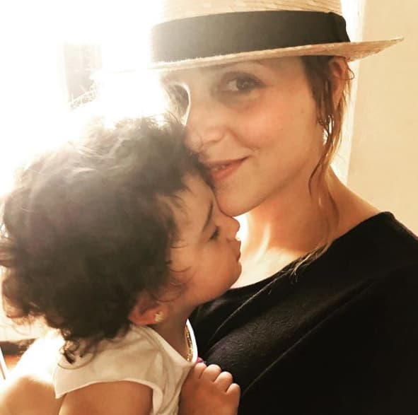 Karla prefirió alejarse de las telenovelas para construir una familia después de hacer villanías en 'Miss XV'. En el 2015 nació su hija y desde ese día no deja de compartir sus mejores momentos como mamá.