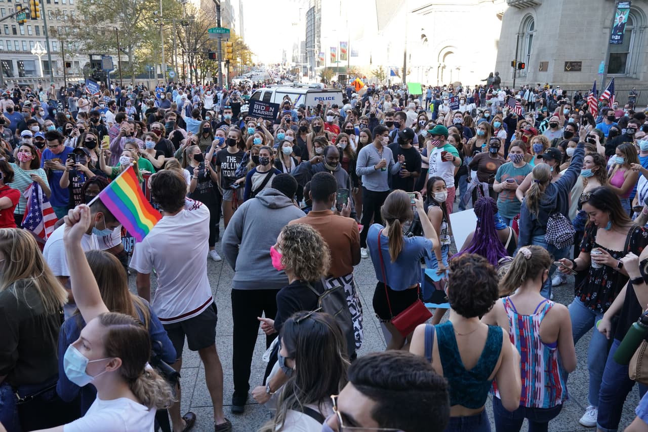 Simpatizantes del candidato demócrata se reunieron desde temprano frente al Ayuntamiento en Filadelfia donde llevaron a cabo coreografías y se improvisó una fiesta. 
<br>