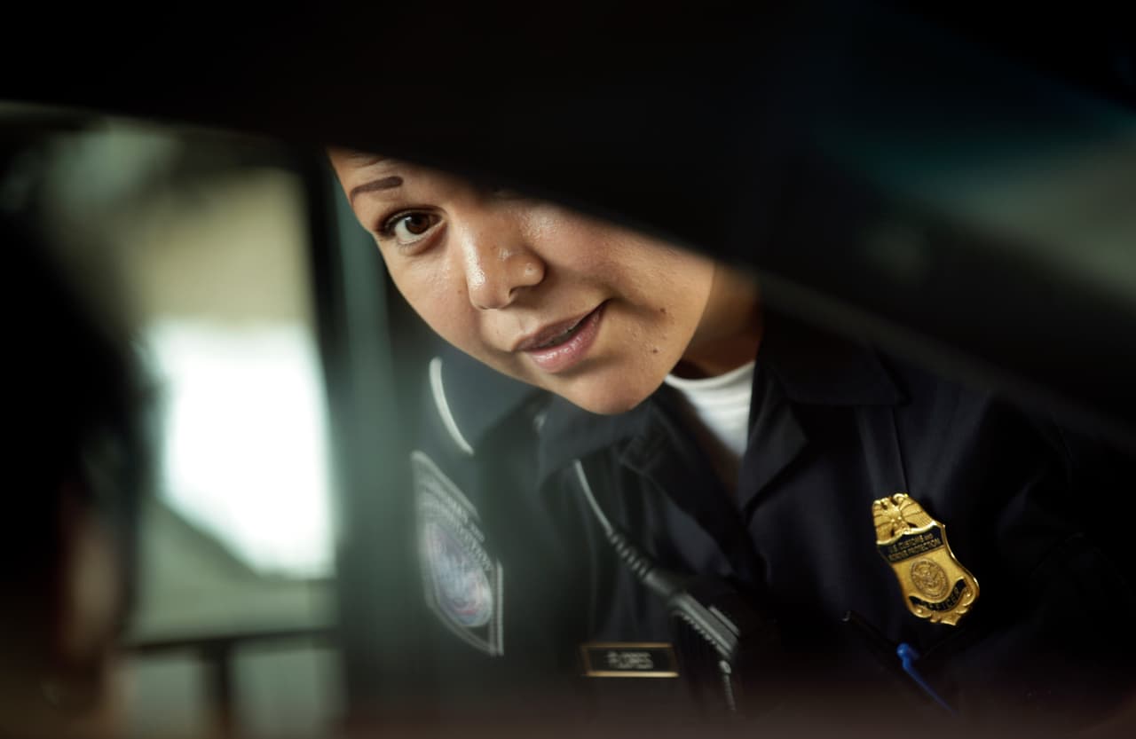 ¿Puede Trump prohibir la entrada de ciudadanos y residentes permanentes por el coronavirus?