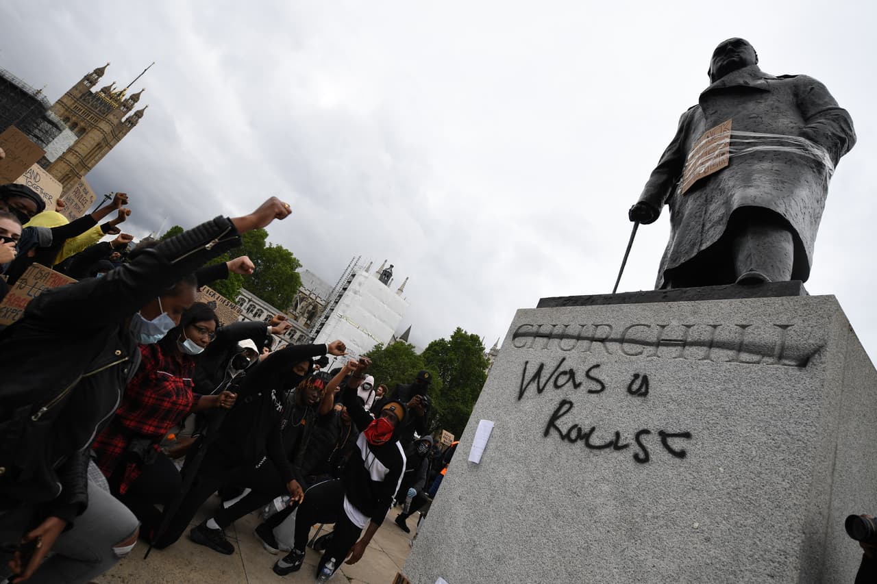 Las protestas por la muerte de George Floyd se extendieron a otras naciones. En Londres, Reino Unido, los manifestantes vandalizaron algunos monumentos, entre ellos la estatua de Winston Churchill. Allí escribieron la frase “era racista”. 7 de junio.