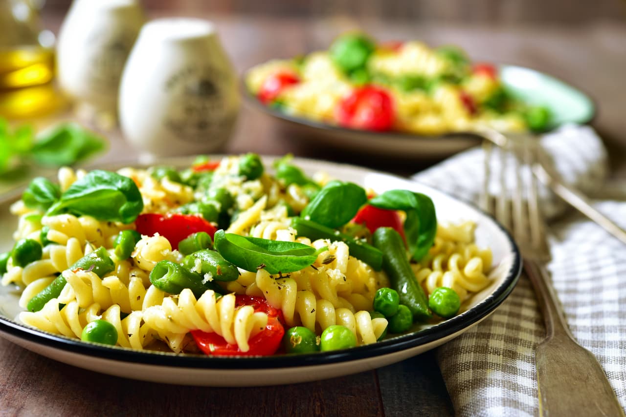 <b>Pasta primavera. </b>Este plato aparentemente italiano se inventó en un restaurante francés de la ciudad de Nueva York. El lugar era Le Cirque, un sitio de reunión de celebridades del este de Manhattan conocido por su buena cocina. 
<br>
<br>En la década de 1970 alguno de sus cocineros ideó la especialidad, básicamente una pasta con verduras de temporada agregadas a una salsa Alfredo.
<br>
