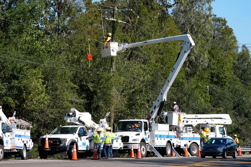 <b><a href="https://www.univision.com/local/tampa-wvea/danos-huracan-milton-florida-condados-fotos">Milton golpeó la región</a> con vientos de 120 mph y una marejada de hasta 10 pies</b>, causando estragos en infraestructuras eléctricas y dejando vastas áreas sin luz, agua y servicios esenciales.