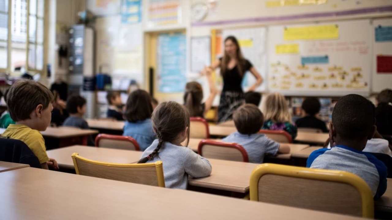 Aunque la mayoría de planteles tendrán el horario regular, más de 40 escuelas comenzarán su año escolar en agosto y no a finales de marzo. El objetivo es que los alumnos más afectados por la pandemia puedan tener cinco semanas adicionales de clases. Los padres deberán elegir si quieren que sus hijos participen. Además, podrán optar por cambiarlos de escuela para que hagan parte, o no, del nuevo calendario.