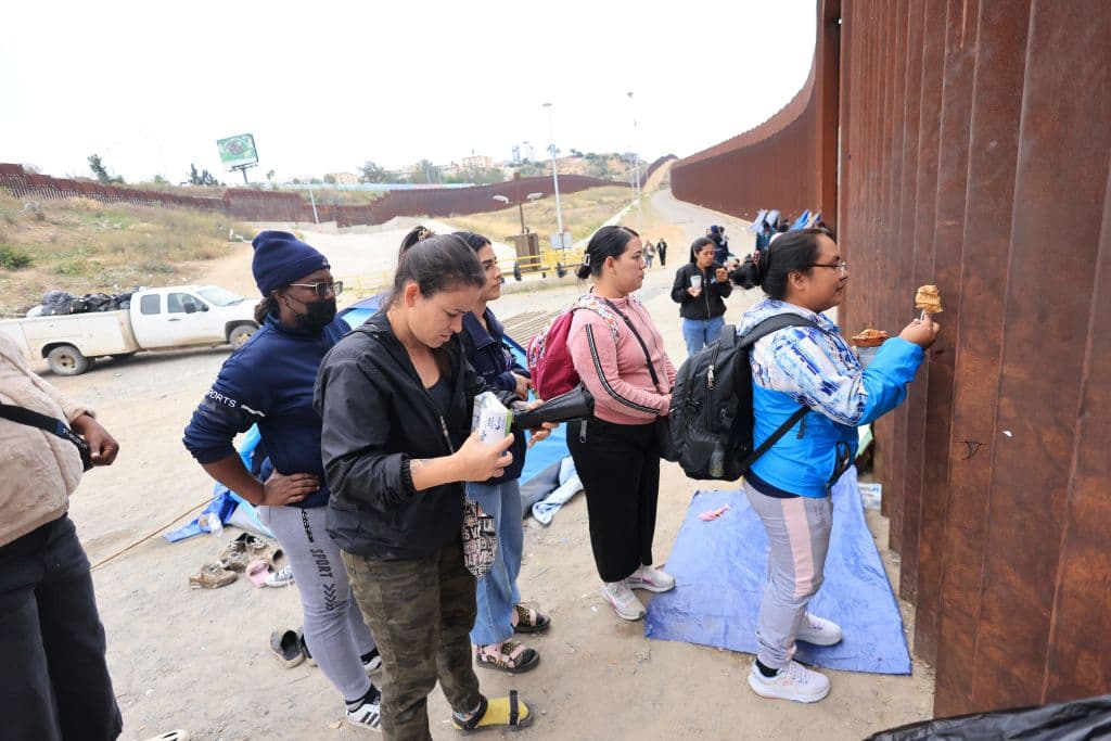 Y mientras unos llegan y se exponen a deportación inmediata si fallan al toque de queda, en cada muro de la frontera en San Ysidro se van acumulando inmigrantes en espera de ser procesados.