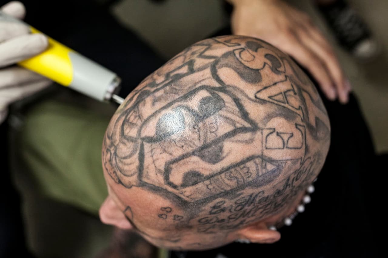 El proceso es tan largo y doloroso que Ashamalla quiere que la policía y la corte lo acepte como prueba de que alguien ha dejado definitivamente las pandillas.