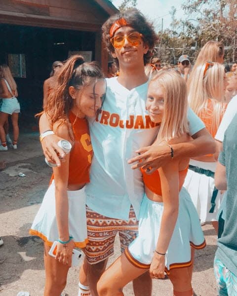 A través de sus redes sociales, ambos jovencitos han publicado un par de fotos donde aparecen juntos en la universidad: "La primera de muchas", escribió Hannah en Instagram.