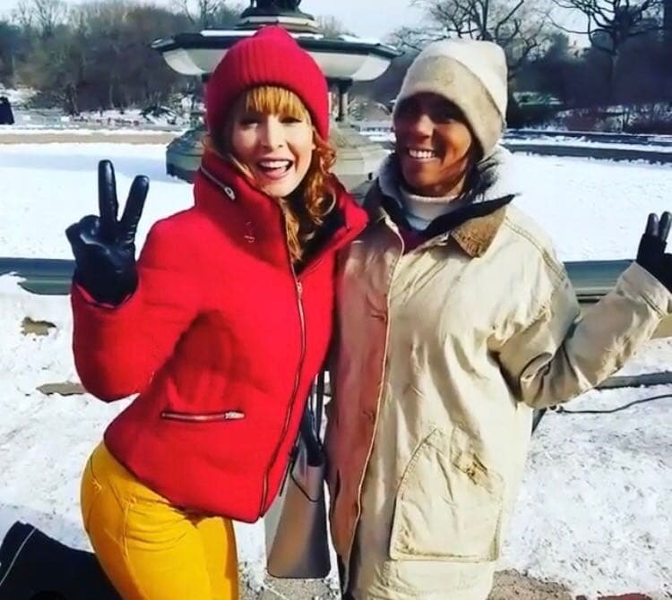 En el break antes de empezar a filmar con la guapísima Carmen Villalobos.