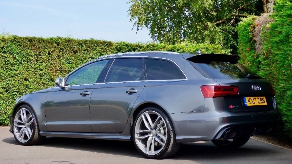 Con semejante bestia debajo del capó, a nadie deberá sorprender que esta Audi RS6 Avant sea capaz de acelerar de 0 a 62 millas por hora (100 kph) en sólo 
<b>3.9 segundos</b>.