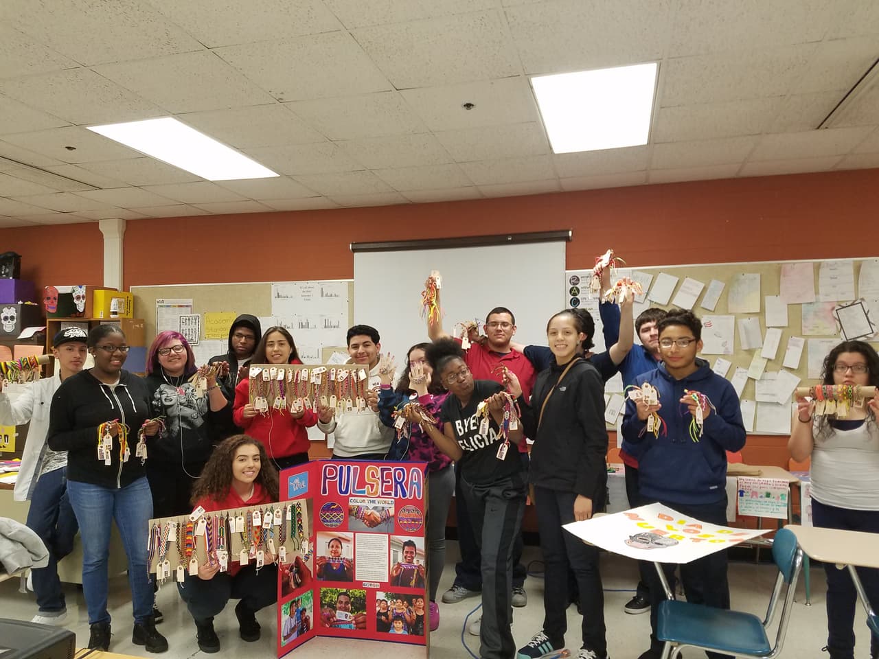 Cada pulsera tiene el nombre del artesano que la tejió y cuestan entre 5 y 10 dólares.