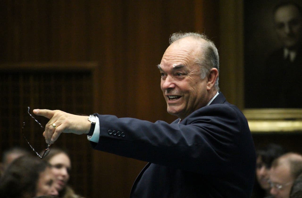 ARCHIVO- En esta fotografía del 14 de febrero de 2017 se muestra al representante Don Shooter en la Cámara de Representantes de Arizona, en Phoenix. (AP Foto/Bob Christie, Archivo)