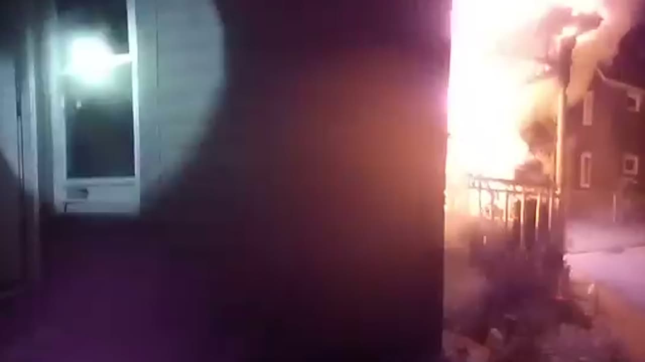 "Te tengo": video muestra a policía de Nueva York rescatando a una familia de casa en llamas