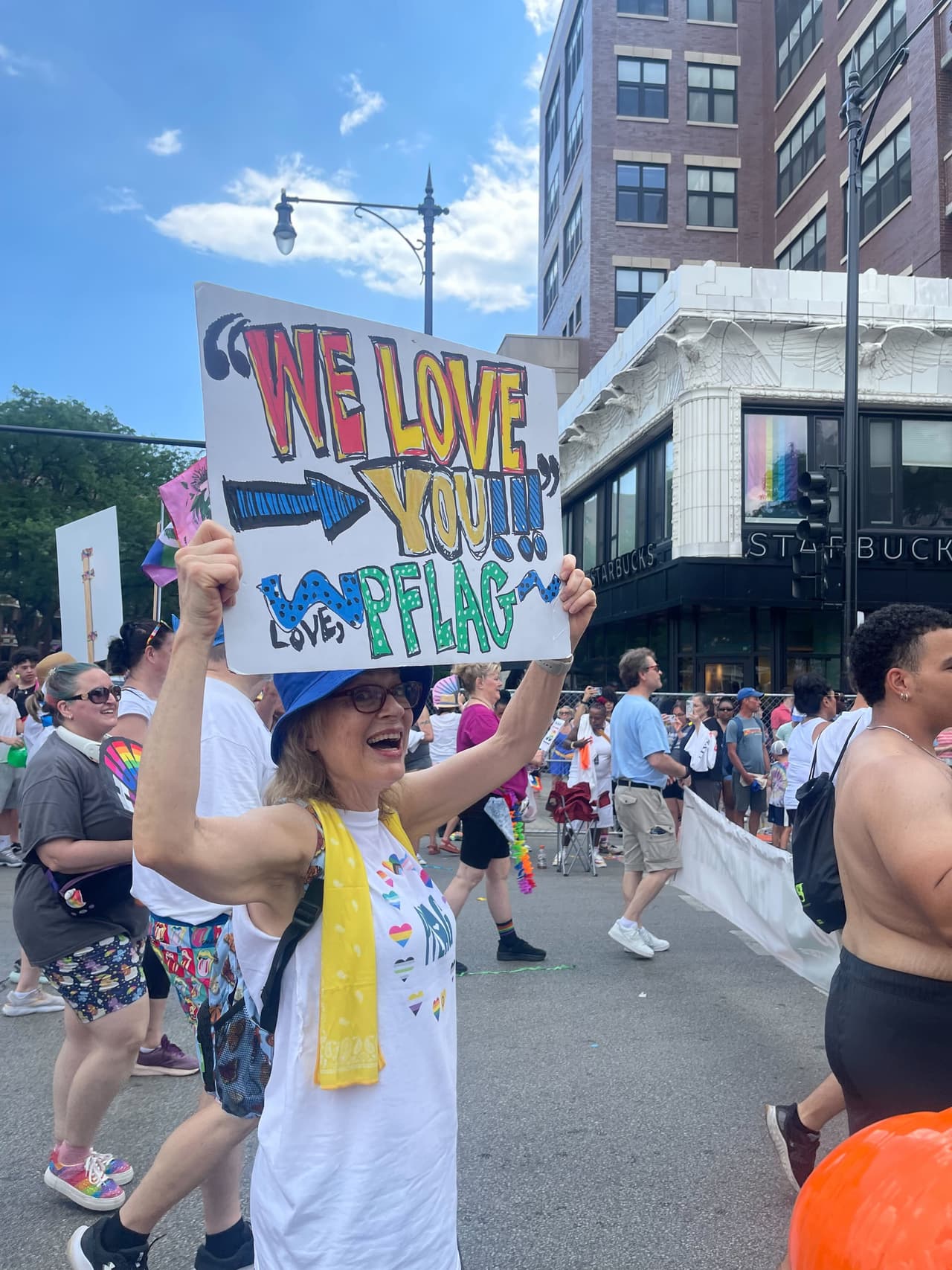 El tema de este año fue "Unidos en el Orgullo", un llamado a la acción por la igualdad, el respeto y la diversidad.