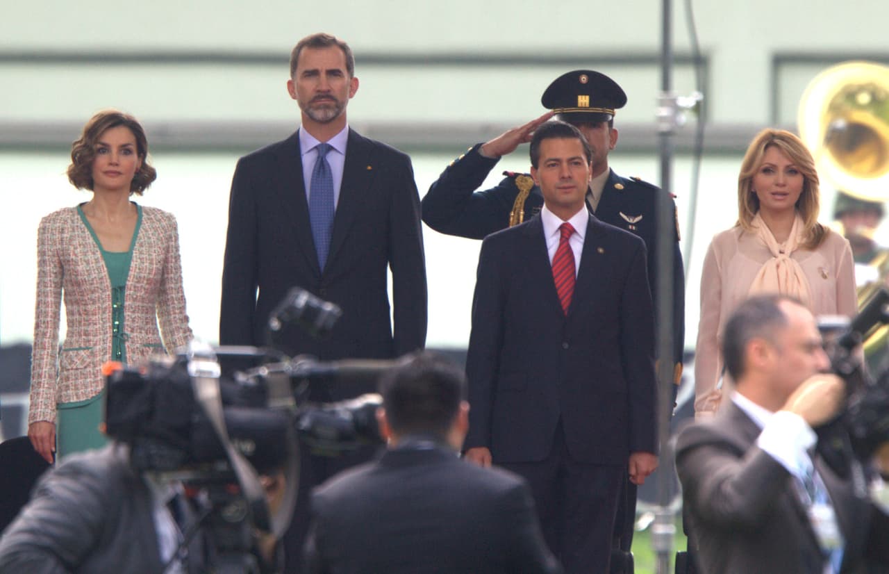 Fue así como la vimos en un color rosa pálido, muy claro para su tono de piel. Y los diferentes volados en el frente de la blusa; esta vez Angélica Rivera decidió que su look sería pantalón y no vestido para la bienvenida.