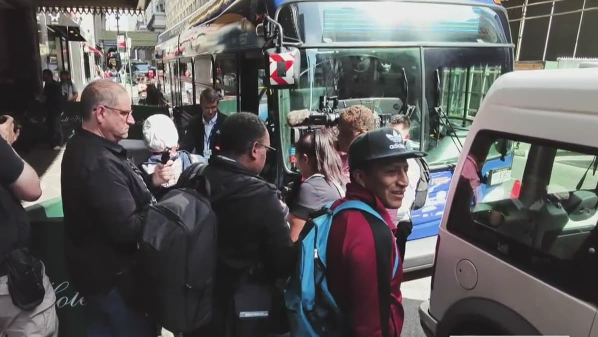 Ciudad de Nueva York cancela programa que daba tarjeta para comida a inmigrantes en refugios