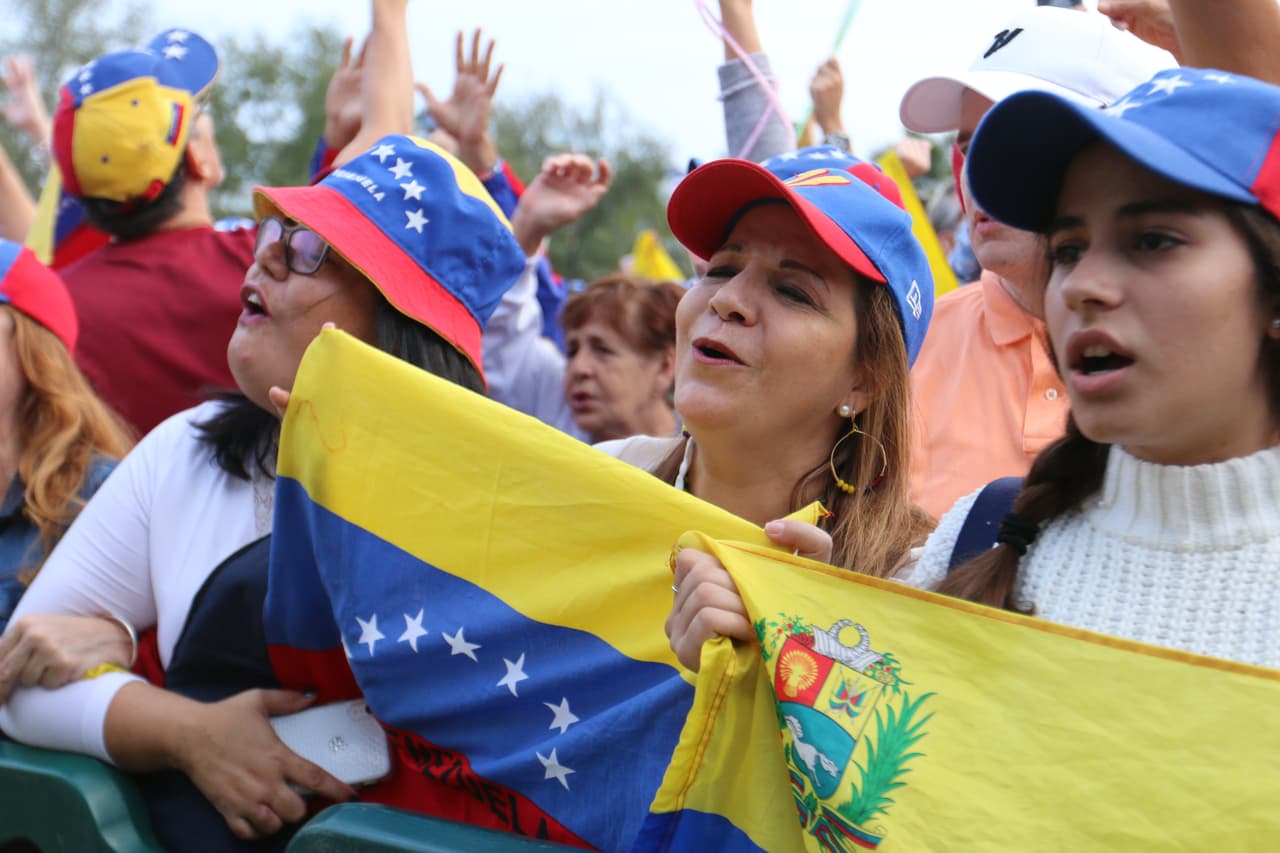 “Gloria al Bravo Pueblo”, el Himno Nacional de Venezuela se escuchó mientras los venezolanos ondeaban sus banderas.