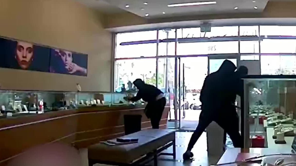 Trío roba casi $1 millón a plena luz del día a Jewels by Alan en Irvine y huye en un Honda gris