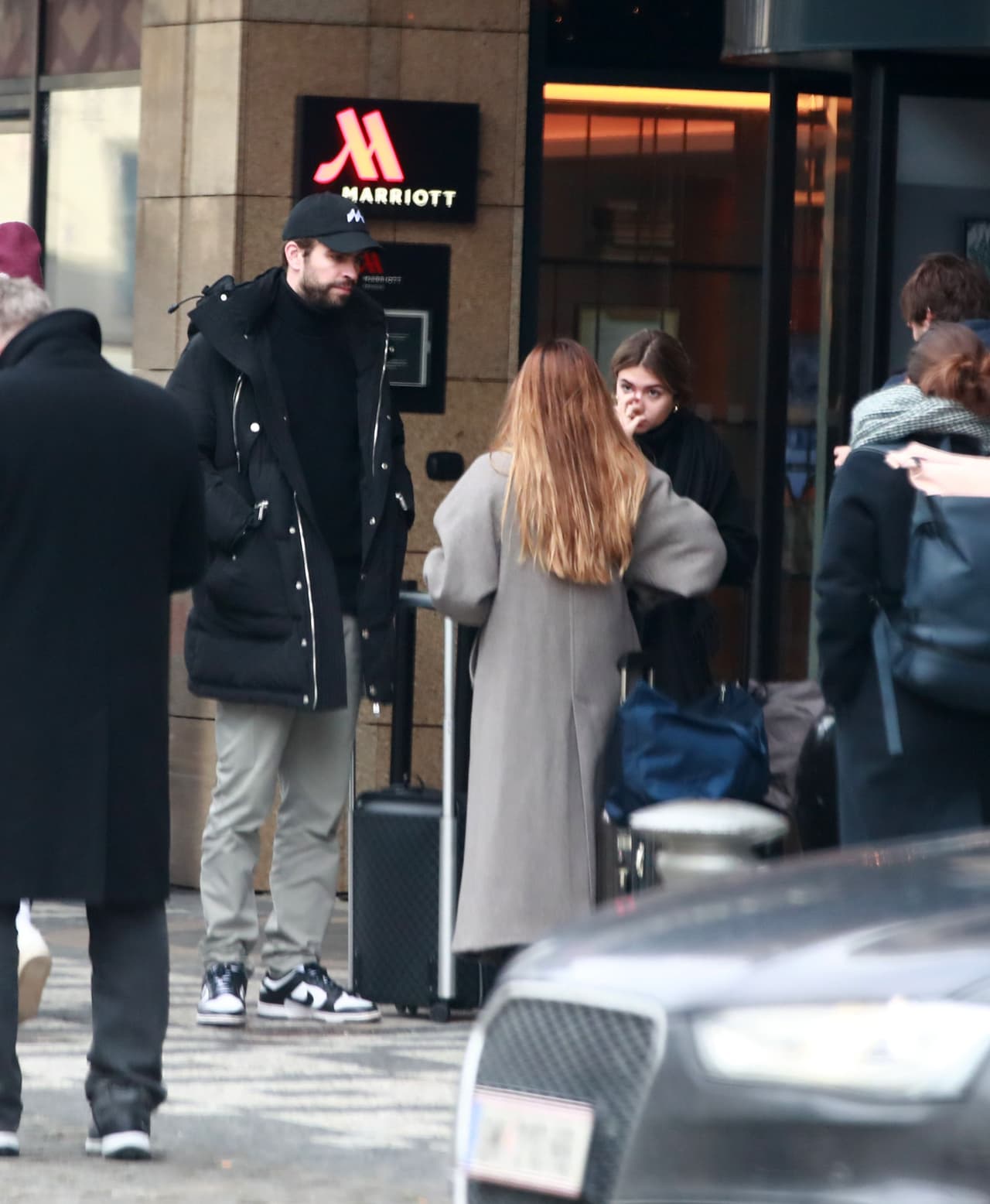 Durante los días que permanecieron en la ciudad, Gerard y Clara habrían paseado por las calles “deshaciéndose en besos y caricias románticas a cada paso que daban”, según señala La Vanguardia. 
<br>