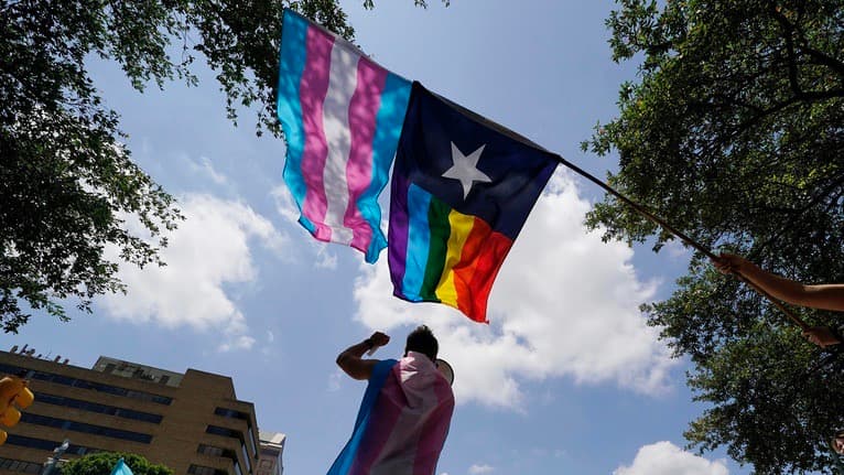 El caso de Frank Zamora, el empleado estatal de Texas despedido por no eliminar sus pronombres de la firma de su correo electrónico