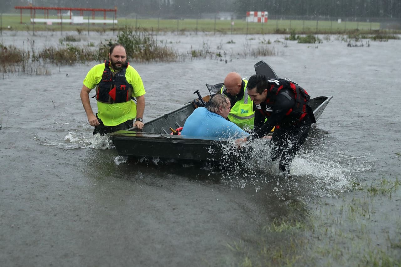 Un hombre con dolores el el pecho fue rescatado por voluntarios en James City, Carolina del Norte. Florence se mueve muy lento, a unas 2 mph (4 km por hora), y esto genera preocupación en las autoridades debido a las lluvias estacionadas sobre las mismas zonas.