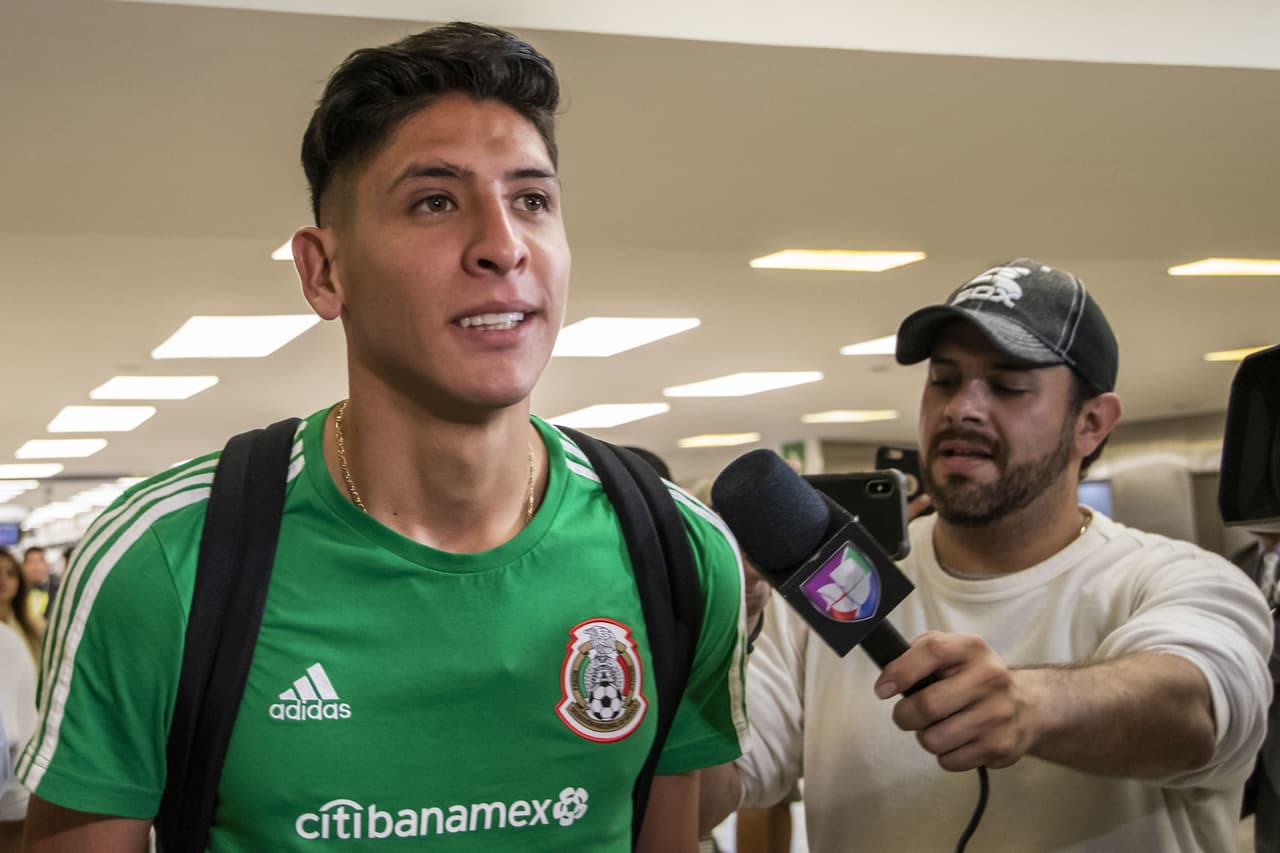 Una gran cantidad de reporteros y camarógrafos, así como de aficionados, estuvieron presentes en el Aeropuerto Internacional de la Ciudad de México donde este lunes arribaron varios miembros del Tri, además del Gerardo 'Tata' Martino y algunos directivos, luego de la consecución del título de la Copa Oro 2019 al vencer 1-0 a Estados Unidos en la Gran Final el domingo en Chicago.