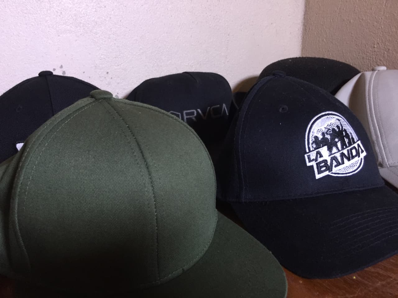 También hay un espacio para su colección de gorras.