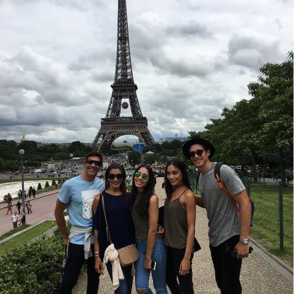 En el verano, los Lozada hicieron un viaje por Europa. Ellos disfrutan mucho de vacacionar juntos.