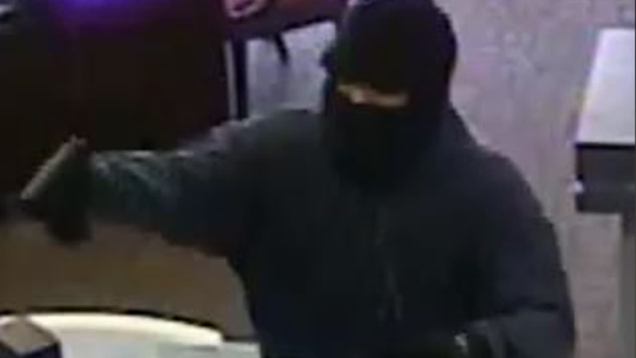 El FBI dijo que uno de los sospechosos saltó sobre el mostrador de los cajeros y robó dinero en efectivo.