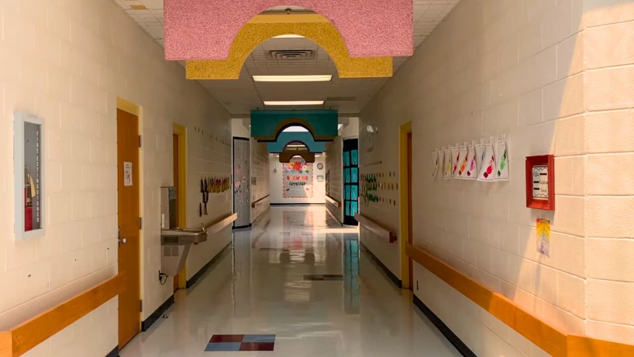 Pasillos de Cunningham Elementary School en Wichita Falls, Texas: Un lugar donde ocurrió un evento inesperado en uno de sus baños.
