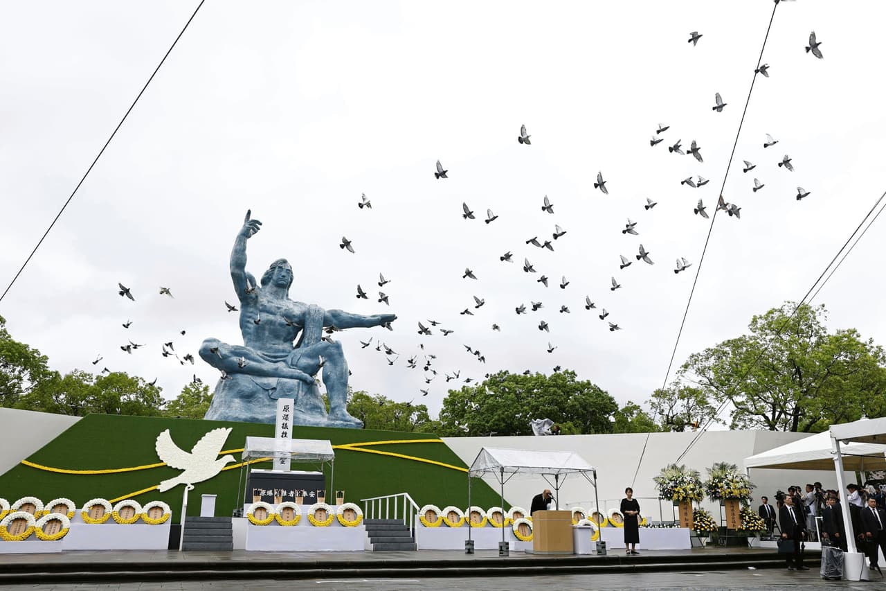 Palomas sobrevuelan la Estatua de la Paz durante la ceremonia para conmemorar el 80 aniversario de la bomba atómica sobre Nagasaki. Allí, unos 2,600 asistentes se reunieron en el Parque de la Paz y liberaron palomas blancas, símbolo de esperanza, a las 11:02, momento de la detonación de la bomba de plutonio.