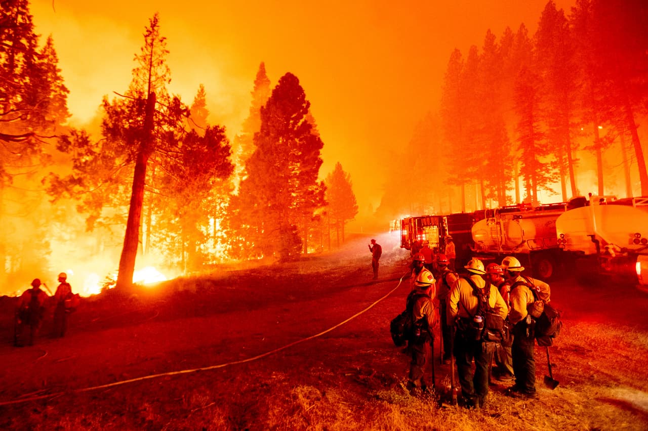 El 
<a href="https://www.univision.com/temas/incendio-caldor">incendio Caldor</a>, nombrado por el camino donde comenzó el pasado 14 de agosto cerca de la comunidad de Grizzly Flats, a unas 35 millas de Lake Tahoe, ha crecido a más de 320 millas cuadradas. En la imagen, bomberos de California intentan evitar que las llamas lleguen hasta la Carretera 50.