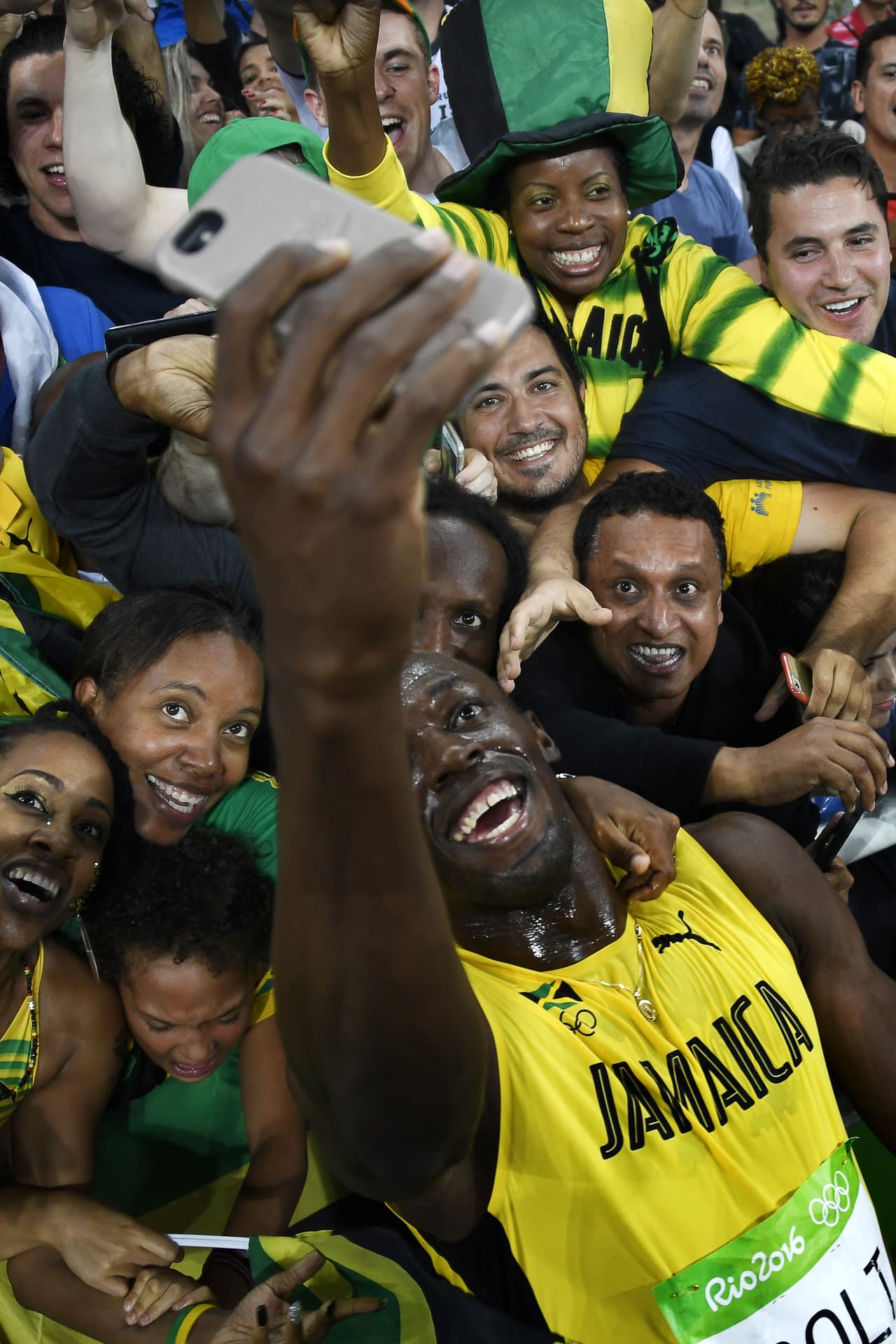 Como de costumbre, Usain Bolt celebra con el público presente, esta vez con una selfie en Río.