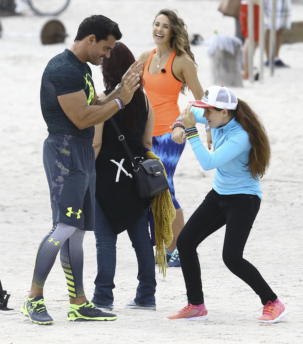 Y se nota que tiene buen entrenador físico en casa.