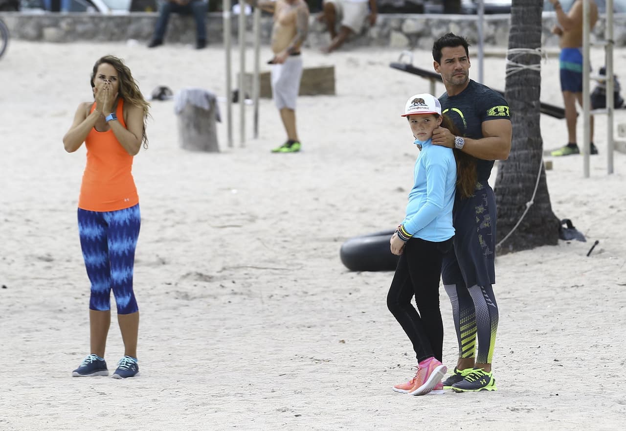 La familia entera estaba en las playas de Miami filmando un programa de ejercicios.