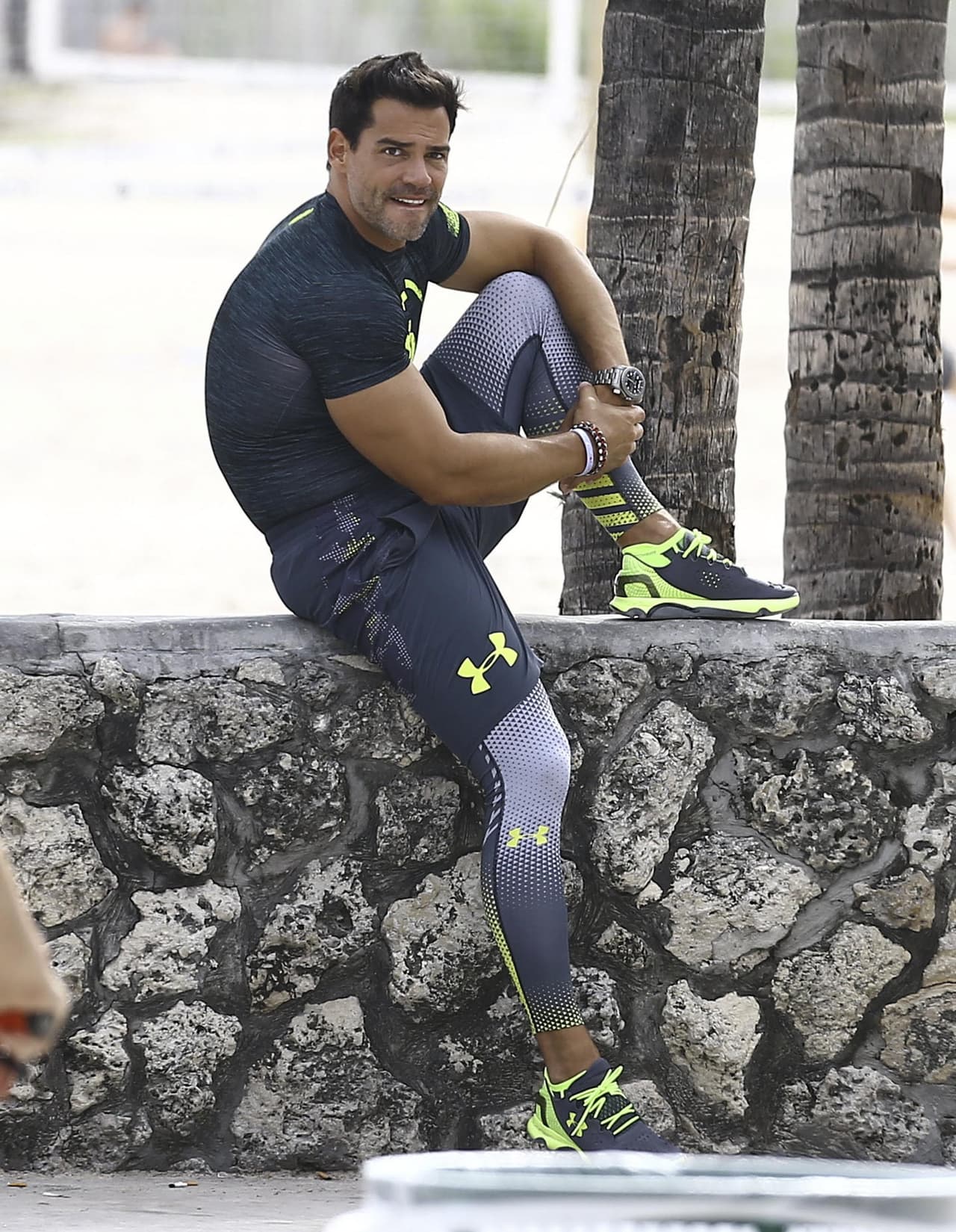 Así llegó derrochando cuerpazo estilo "Iron Man" por las playas de Miami.